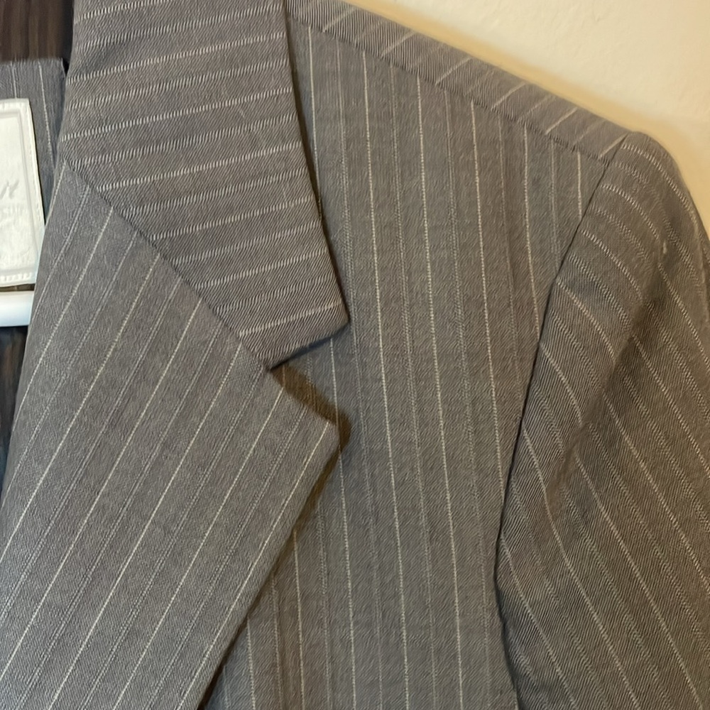 The Limited Perfect Travel Suit blazer. Gray with white pin stripe. Size 8. - Picture 3 of 5